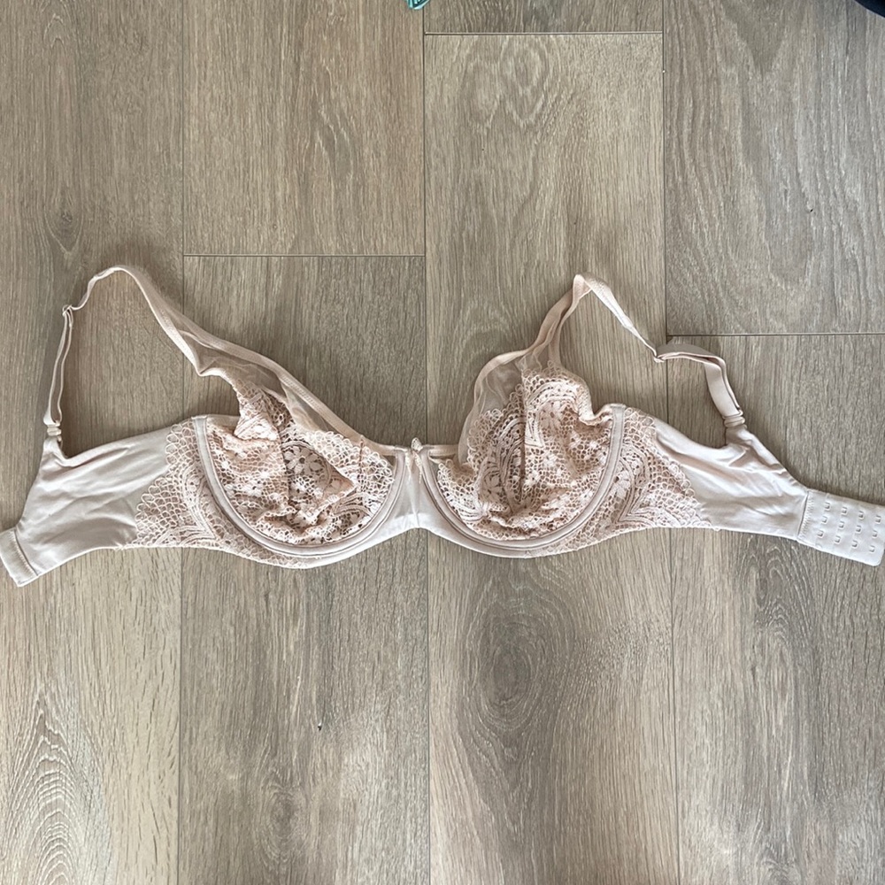 Victoria’s Secret beige lace & mesh bra 34DDD